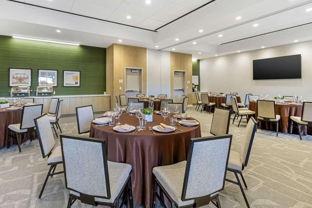 Cambria Hotel Burbank Airport Удобства фото