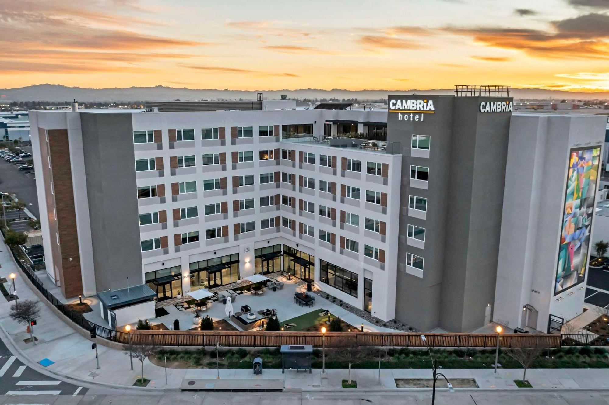 Cambria Hotel Burbank Airport Экстерьер фото