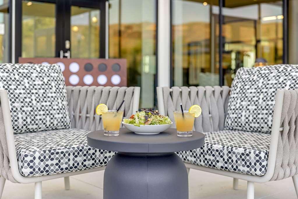 Cambria Hotel Burbank Airport Удобства фото