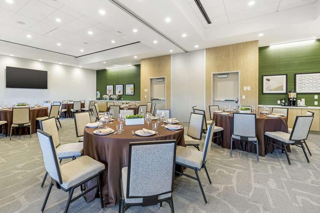 Cambria Hotel Burbank Airport Удобства фото