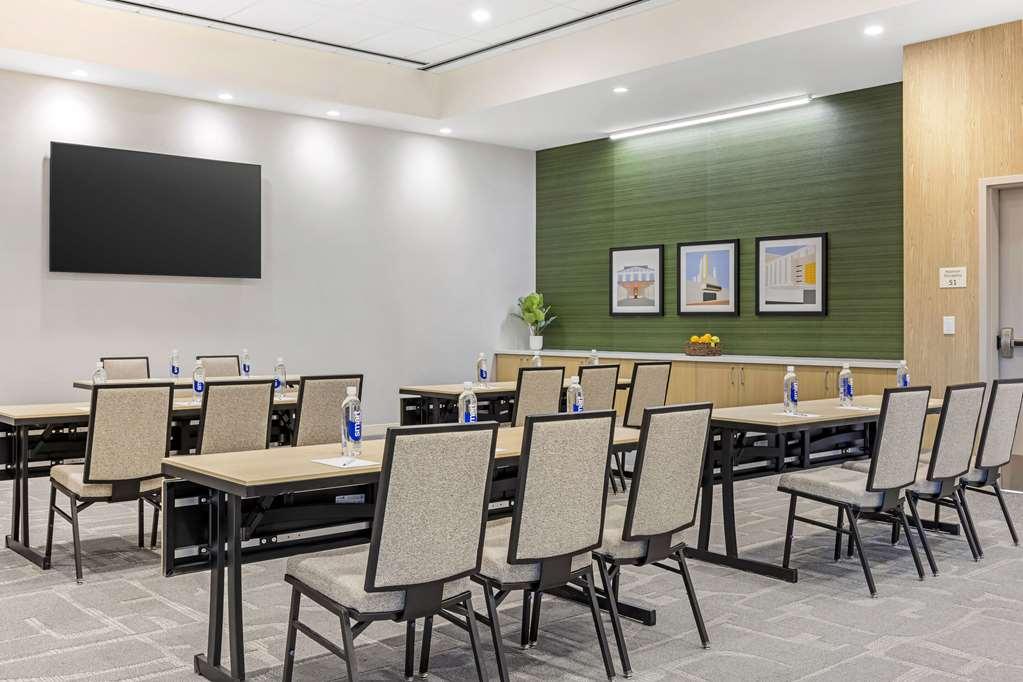 Cambria Hotel Burbank Airport Удобства фото