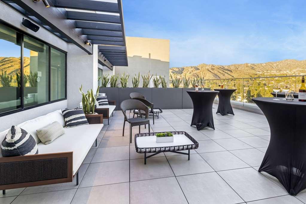 Cambria Hotel Burbank Airport Удобства фото