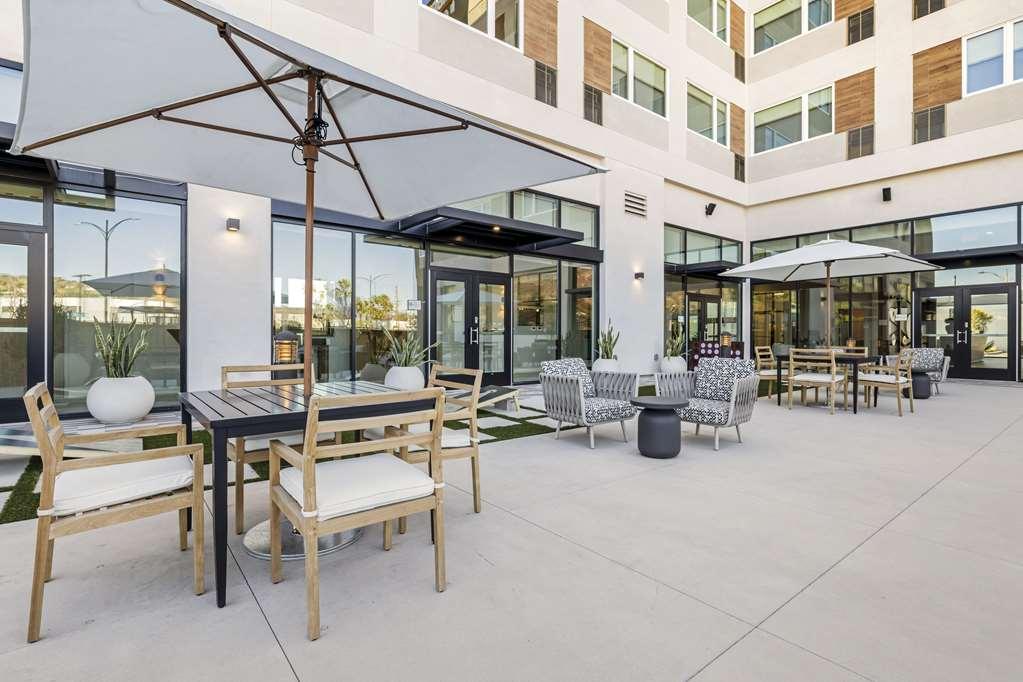 Cambria Hotel Burbank Airport Удобства фото