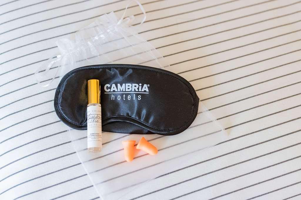 Cambria Hotel Burbank Airport Номер фото